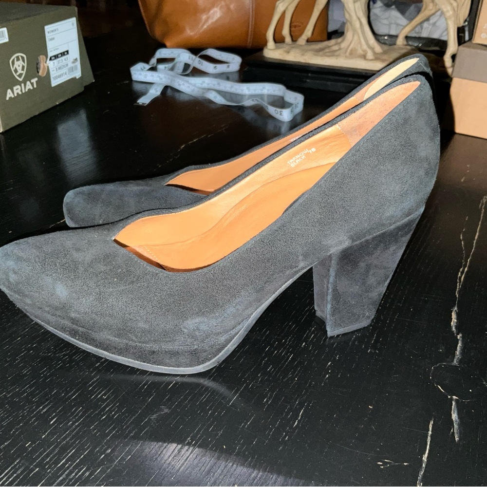 Earthies, Sexy Black Suede Platform Pumps - Picture 3 of 6
